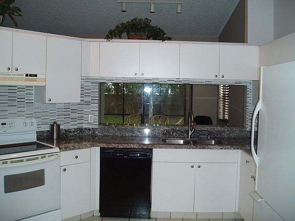 4th image of 7936 Lexington Club Blve #B