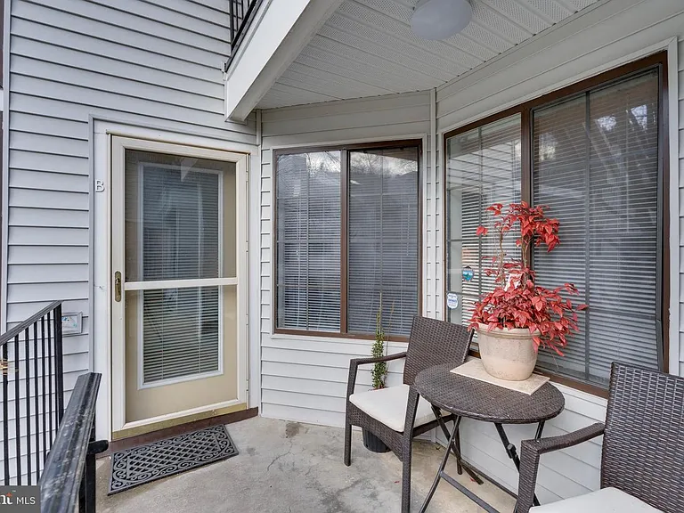 1611 Carriage House Ter #B — Photo 8