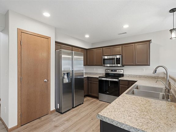 5th image of 714 W 3rd St
