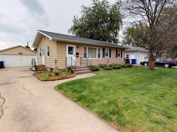 1129 Galbraith Dr, Clinton, IA 52732