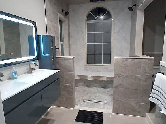 4th image of 2403 Country Club Dr
