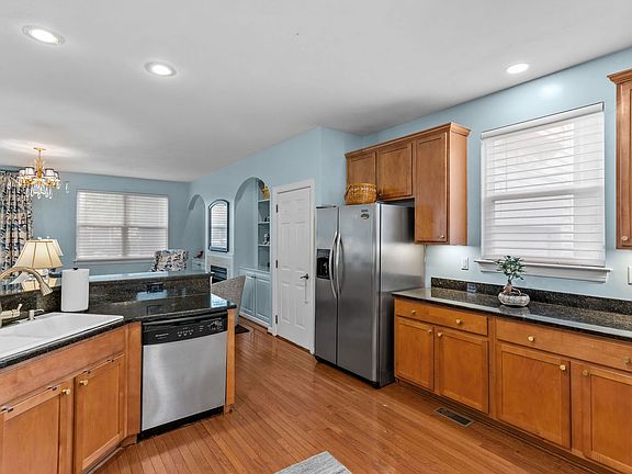5th image of 1405 Longwood Dr