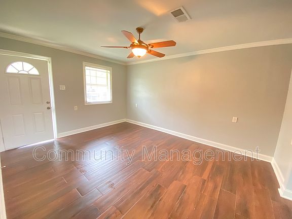 5th image of 105 Pinoak St