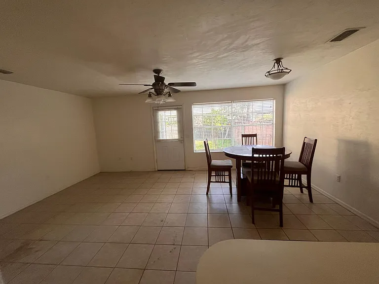 2907 SW 38th Pl — Photo 7