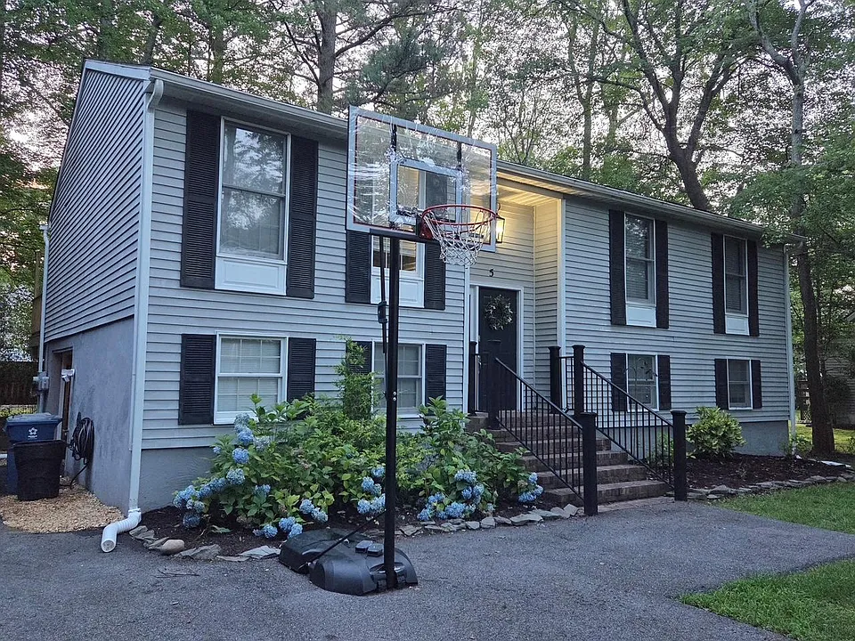 5 Bearberry Rd