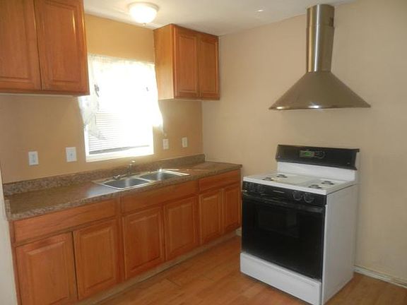 3rd image of 3070 E Pine Ave
