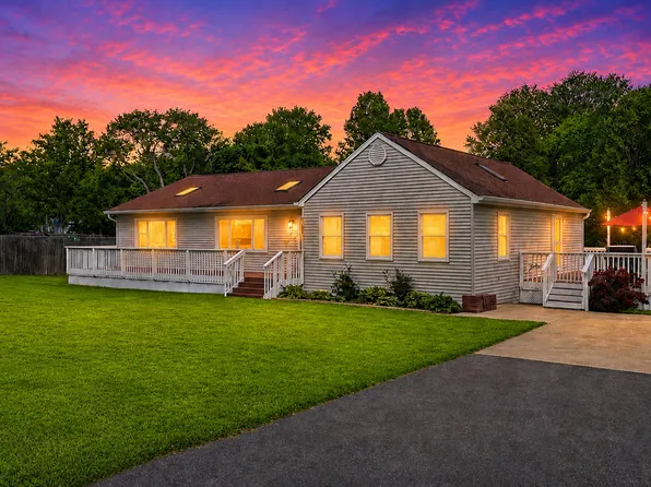 37883 N Watts Ave, Spring Grove, IL 60081
