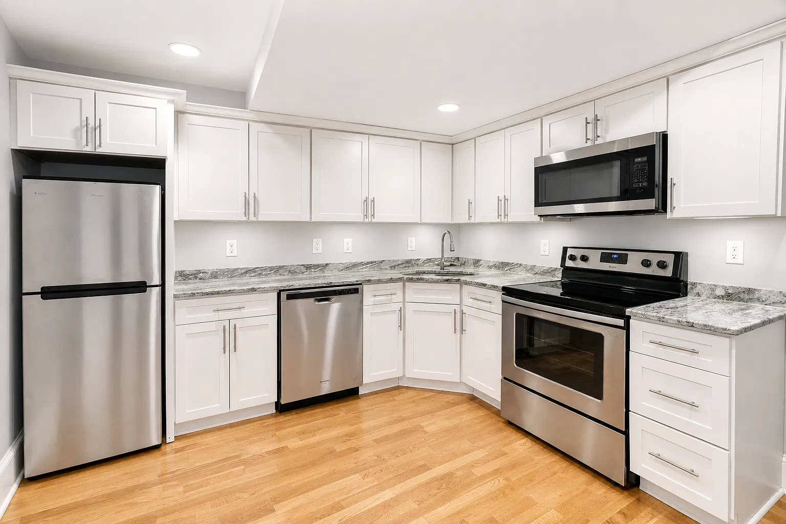 2 bed, 800 sqft, $3,500 — Photo 2