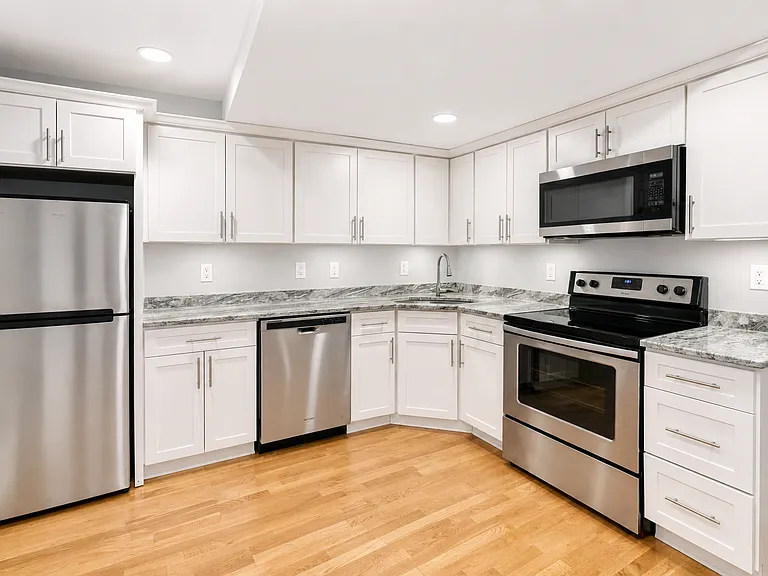 470A E 4th St #1 — Photo 2