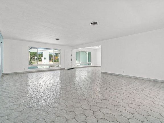 4th image of 5724 NE 15th Ave