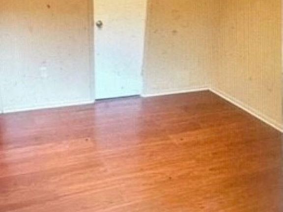 3rd image of 810 Meadow Glen Ave APT A