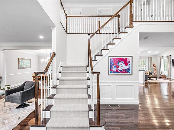 5th image of 16 York Cir