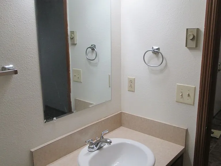 One Bedroom Apartment Close to Downtown — Photo 11