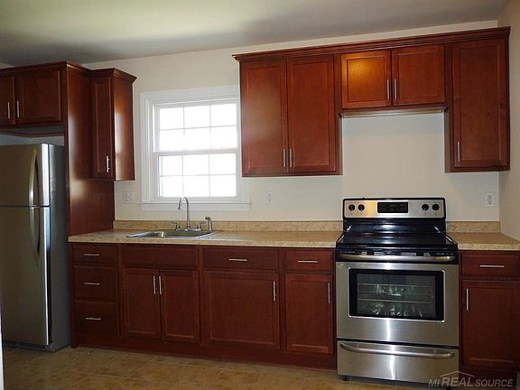 5th image of 22310 Trombly St