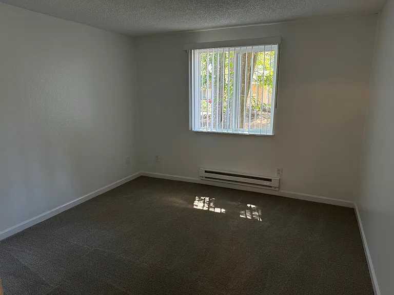 Emerald Park Apartments — Photo 33