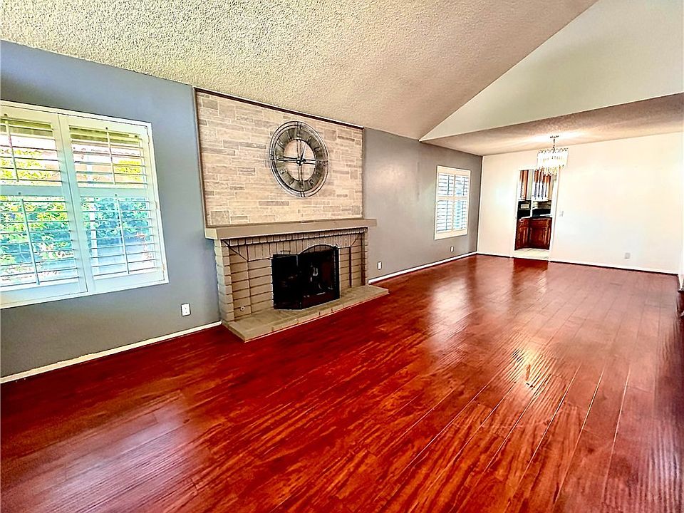 1st image of 10 Bluff Point Cir