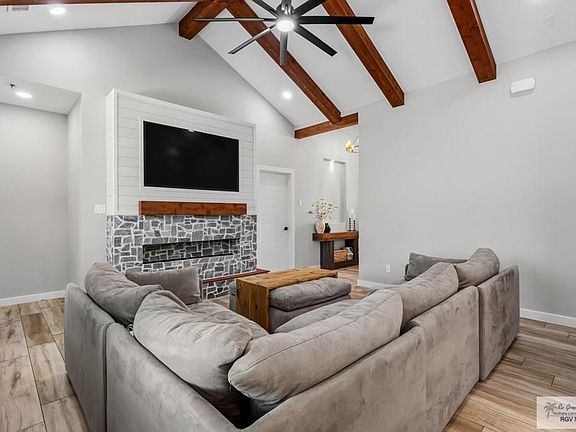 5th image of 210 Janet Cir