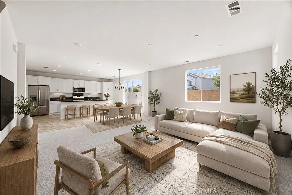 4 bed, 3.0 bath, 2100 sqft, $3,400 — Photo 4