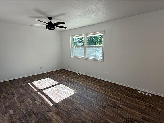 4th image of 1005 Burford Ct