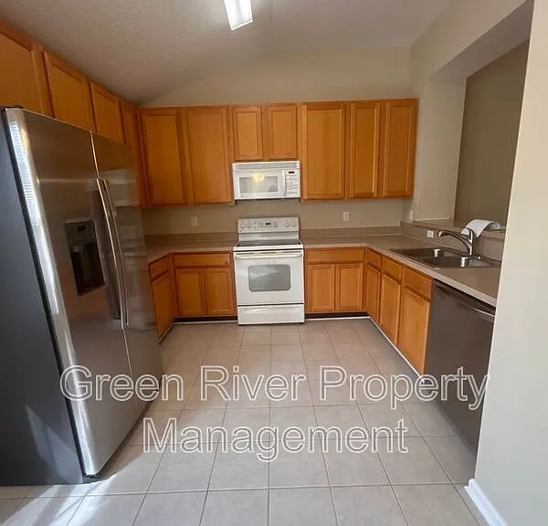 2120D Stone Creek Dr — Photo 6