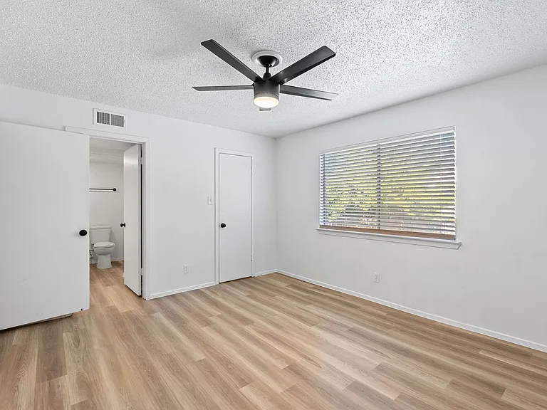 Worthington Apartments — Photo 7