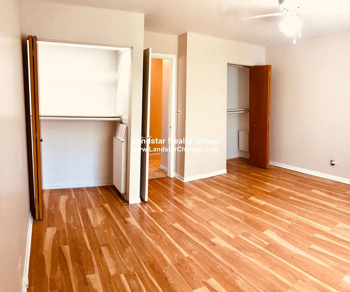 Building Photo - 7335 N Ridge Blvd #205