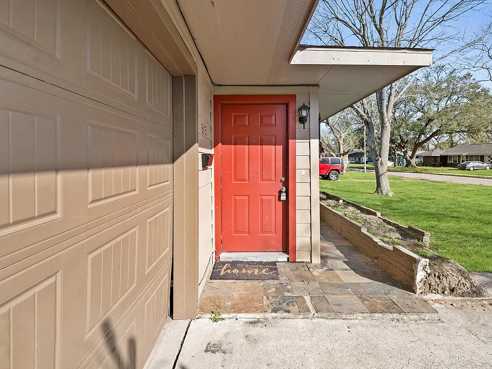 6015 Ridgeway Dr