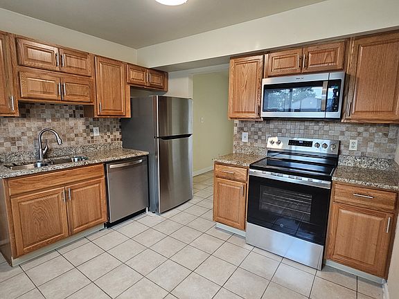 2nd image of 965 S Club House Rd