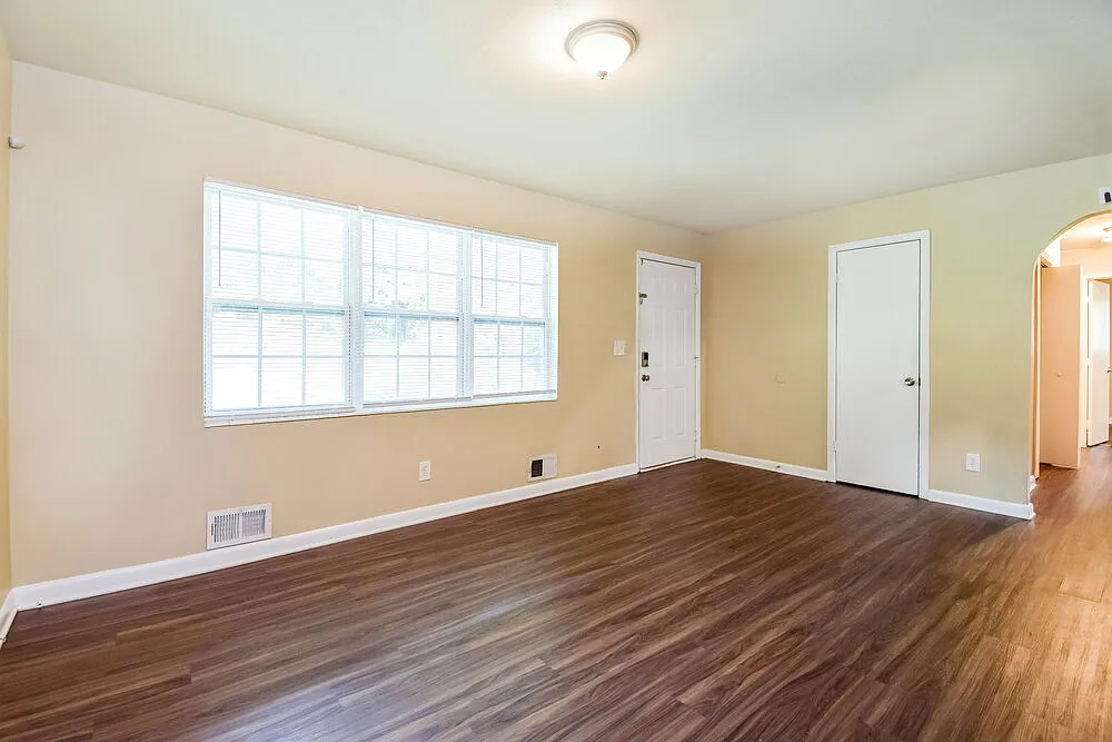 3 bed, 1.5 bath, 1628 sqft, $1,700 — Photo 4