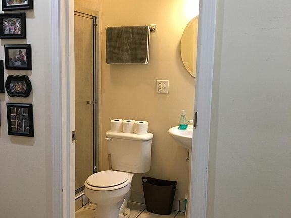 2nd image of 850 N Maplewood Ave APT 3F