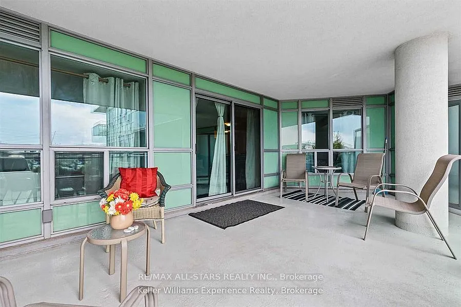 60 Fairfax Cres — Photo 4
