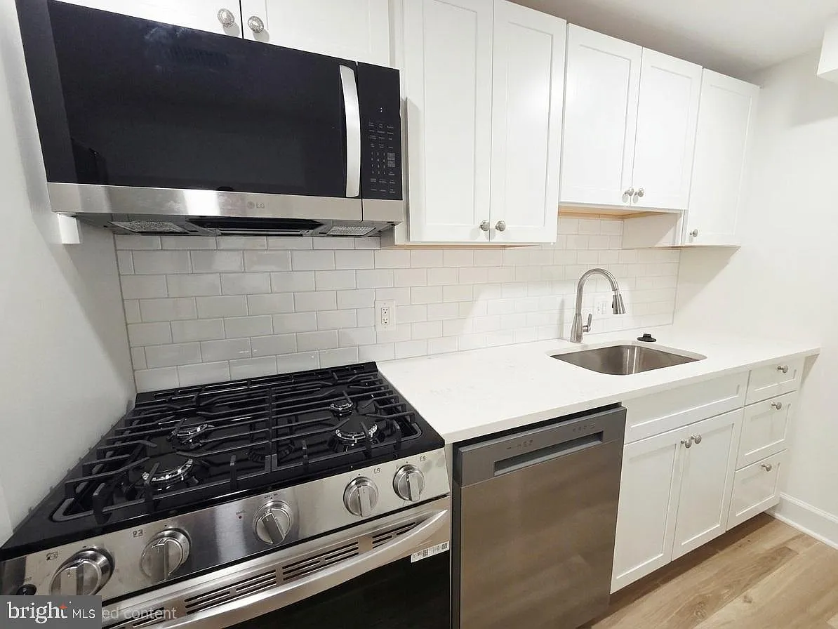 2 bed, 1.0 bath, 975 sqft, $1,700 — Photo 4