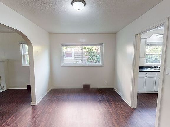 3rd image of 105 E Hudson Ave