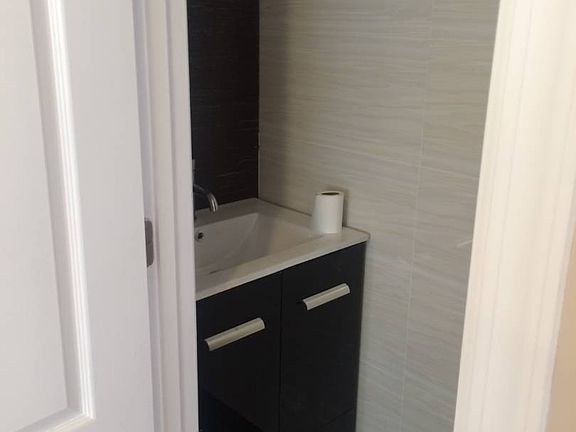 3rd image of 1570 E 51st St