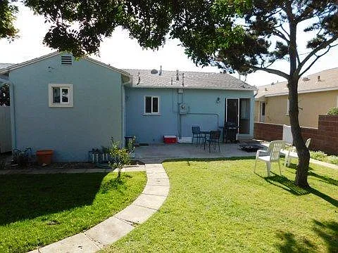 Large enclosed backyard - 221 Avenue C