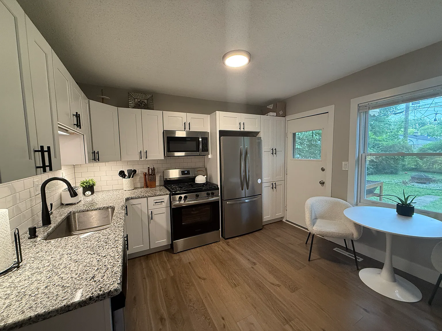 2 bed, 860 sqft, $1,550 — Photo 2