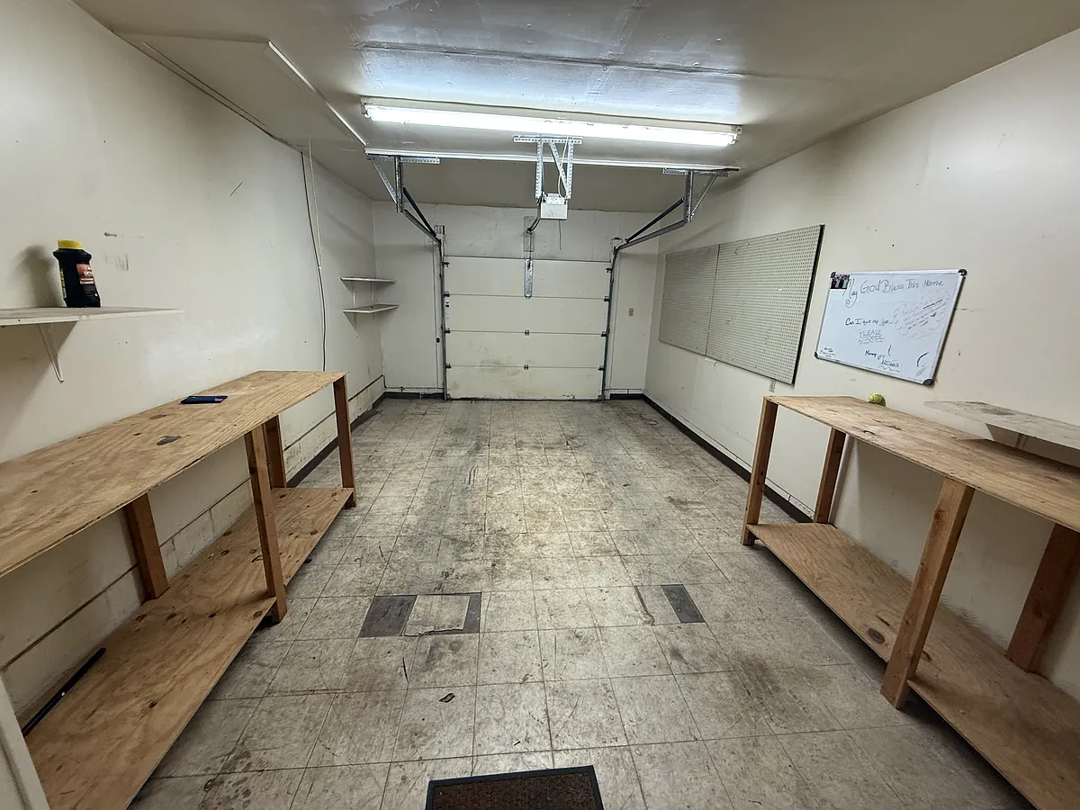 Building Photo - 608 W Kings Rd