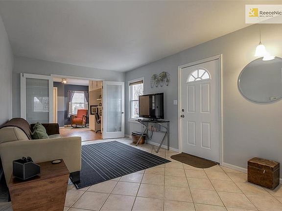 3rd image of 109 E Pocahontas Ln