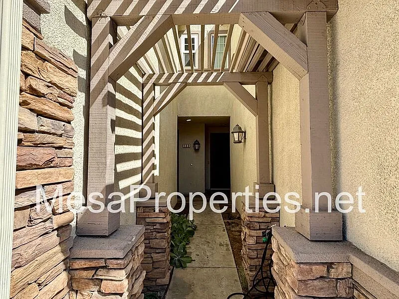 3 bed, 2.5 bath, 1670 sqft, $3,295 — Photo 3