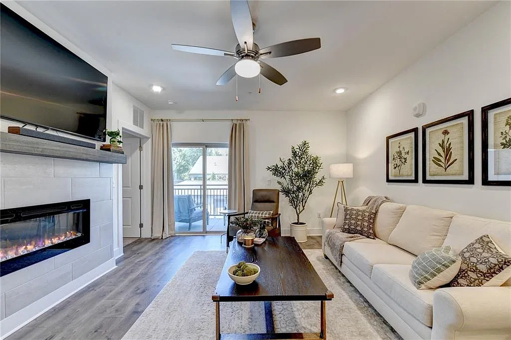 2 bed, 2.0 bath, 1702 sqft, $2,600 — Photo 3