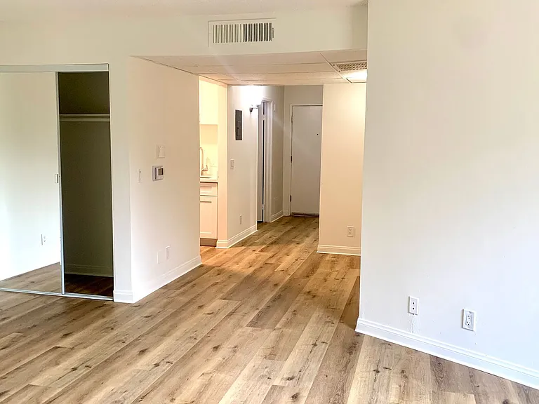 2724 Abbot Kinney Blvd. — Photo 24