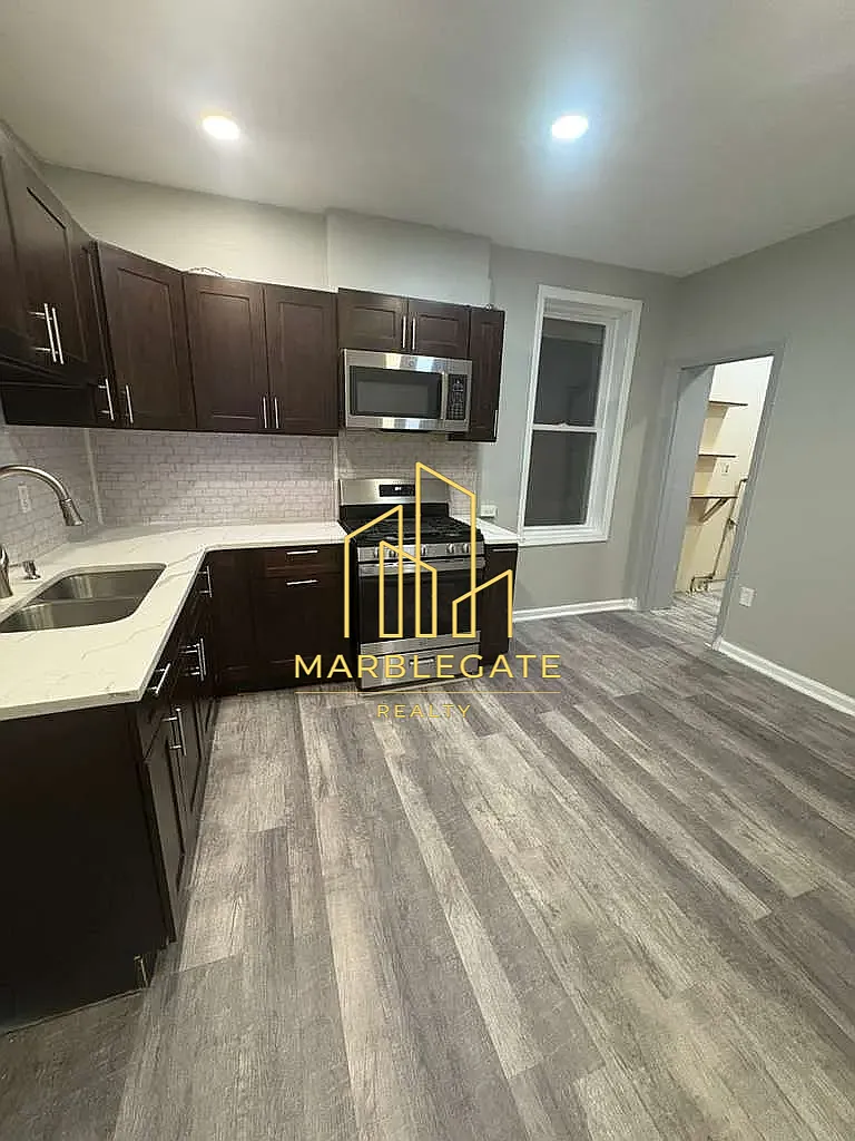 3 bed, 1050 sqft, $2,100 — Photo 1