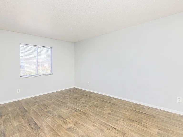 Crown Pointe Apartments — Photo 29