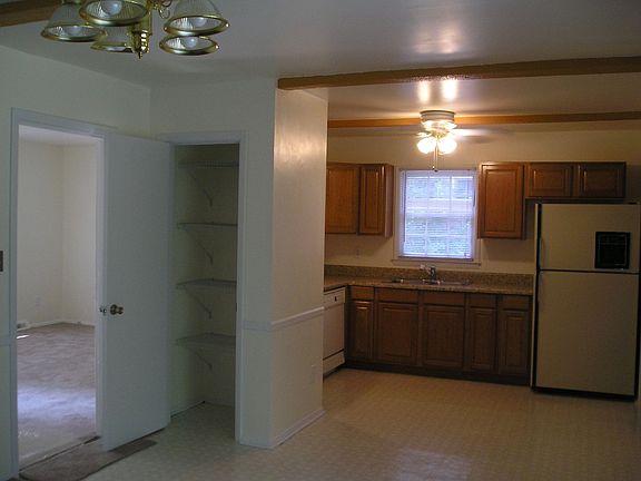 Open Kitchen w/pantry