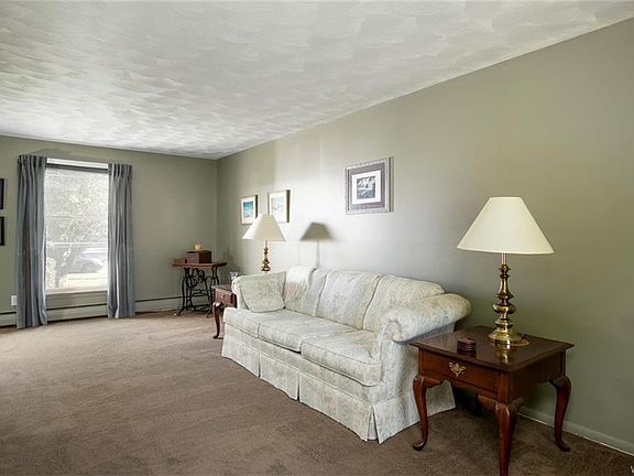 3rd image of 125 Chestnut Hill Ln S