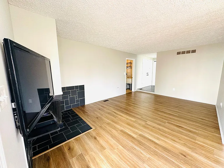 537 Randall Dr — Photo 4