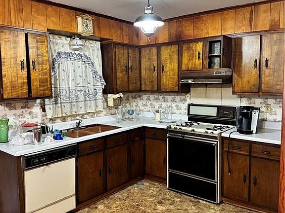 3rd image of 1413 Redwood Dr
