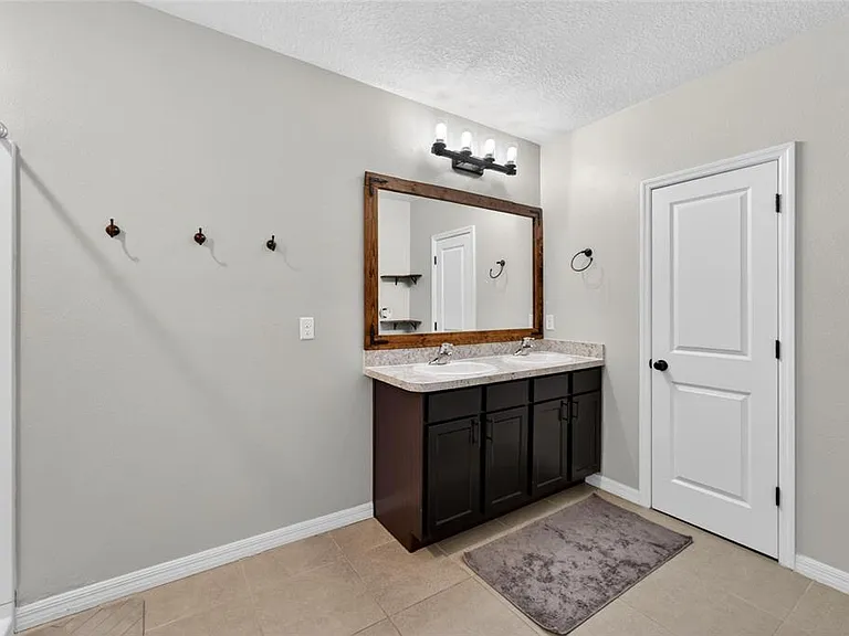 11176 Leland Groves Dr — Photo 35