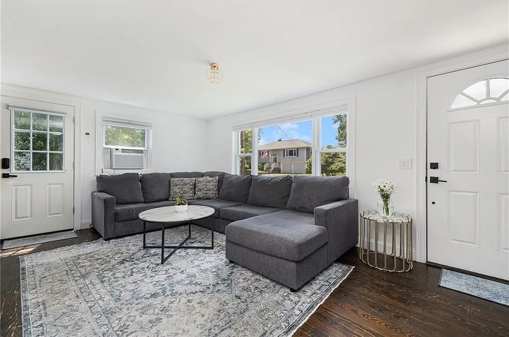 4 bed, 2.0 bath, 960 sqft, $2,800 — Photo 3