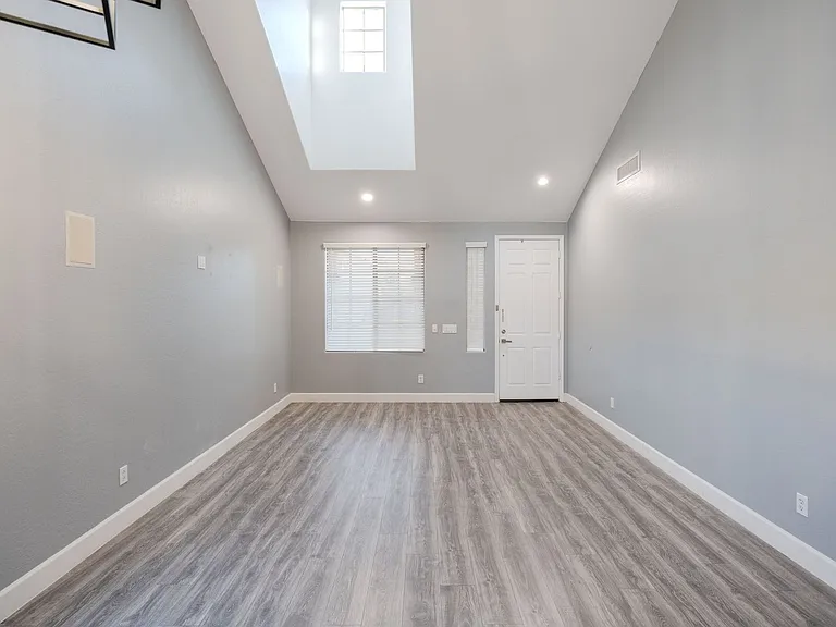 1546 E Nightingale Ln — Photo 8